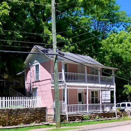 The Pink House On Main - Lower Eureka Springs Exterior photo